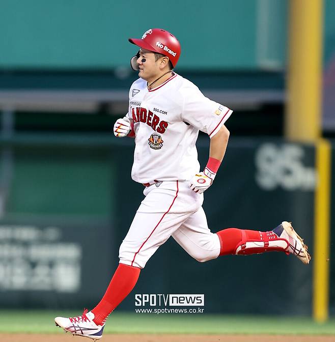 ▲ 2타점 적시타를 기록하며 추격에 불을 당긴 최주환 ⓒ곽혜미 기자