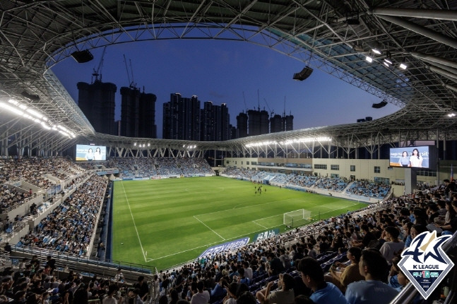 지난 7월 만원사례를 이룬 DGB대구은행파크 전경. /사진=한국프로축구연맹