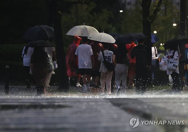 서울에 내리는 비 [연합뉴스 자료사진]