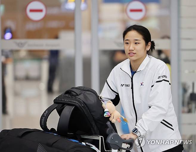 안세영 귀국 (영종도=연합뉴스) 박동주 기자 = 세계배드민턴연맹(BWF) 월드투어 슈퍼 1000 중국오픈에서 우승한 안세영 이 11일 오후 인천국제공항을 통해 귀국하고 있다. 2023.9.11 pdj6635@yna.co.kr