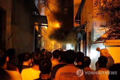 베트남 아파트 화재 현장 바라보는 사람들 [AFP=연합뉴스. 재판매 및 DB 금지]