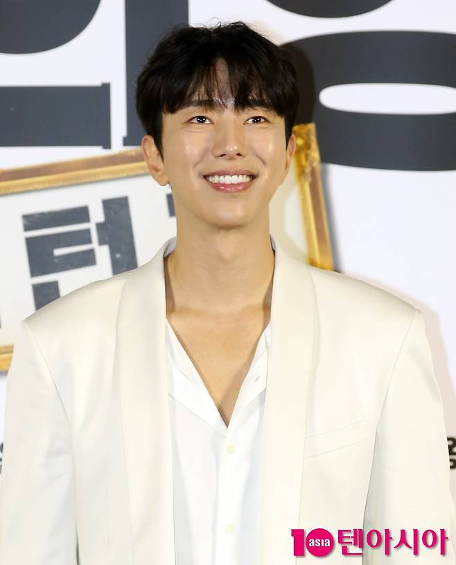 Actor Baek Jin-hee and actor who took a public devotion period recently in seven yearsYoon Hyun-min revealed the process of turning the baseball player into an actor.In the 401st episode of JTBCs entertainment show Knowing Bros (hereinafter referred to as Knowing Bros), which aired on the 16th, Actor Kim Soo-mi, Jeong Jun-ha, Yoon Hyun-min, and Yura from the movie Glory of the Family: Returns (director Jung Tae-won) were transferred.Yoon Hyun-min is a baseball player who was nominated for the Hanwha Eagles in the second and third rounds of the rookie draft in the past. When asked why he quit baseball, Yoon Hyun-min said, I was lucky in middle and high school.I went to the pros with confidence, but there were all the masters of Moorim, so I didnt have a chance to join, he said. I quit because I couldnt do this.I lived near Daehangno and saw a lot of posters. When I saw the posters, I asked them to audition, so I auditioned without a company and without studying acting.He said, I know youre basically good-looking.I would have been able to play baseball for a few more years if the person had fallen. I was so tired that when I wanted to quit, I looked in the mirror and thought, I thought this was the only way. Yoon Hyun-min said he tried to reduce his body size to change his career as an actor. He said, Even though I weighed 90kg when I was a player, 100m was 11 invitations.I was 90 kilograms in weight, not in weight, he said. Even though I was on a diet, my weight did not decrease. At that time, Kim Myung - min played the role of Lou Gehrig s disease. He said he had been lying down for two months to dry his muscles.I wanted to be the only way to thin my thighs and pelvis, so I was lying for a month and a half except when I ate. I continued to receive acting training, he said. I liked singing, so I got acquainted with Shin Seung-hoon. When I saw the process of treating the song, it was the same as acting. There was a part.It was very helpful. Before I enter the work, I call my brother, he added.On the other hand, Yoon Hyun-min agency Lee Park said, Yoon Hyun-min and Baek Jin-hee recently broke up, he said. I know that two people are working on a busy schedule and have become desperate for each other.