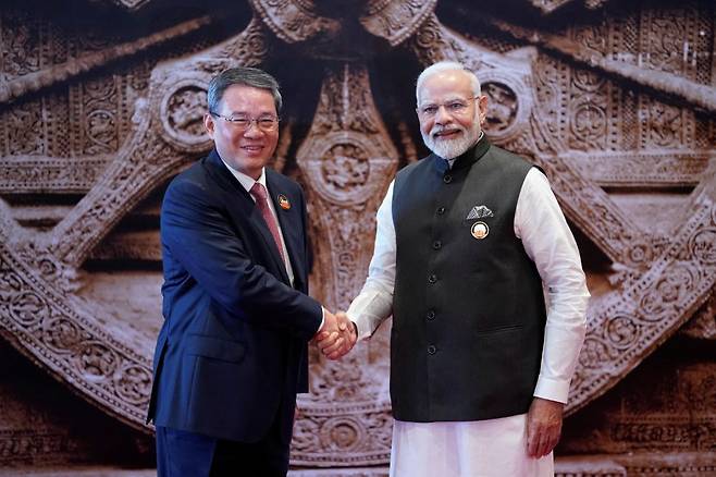 나렌드라 모디 총리가 9월9일 뉴델리 G20 정상회의장에 도착한 리창 중국 총리와 악수를 나누고 있다. /로이터 연합뉴스