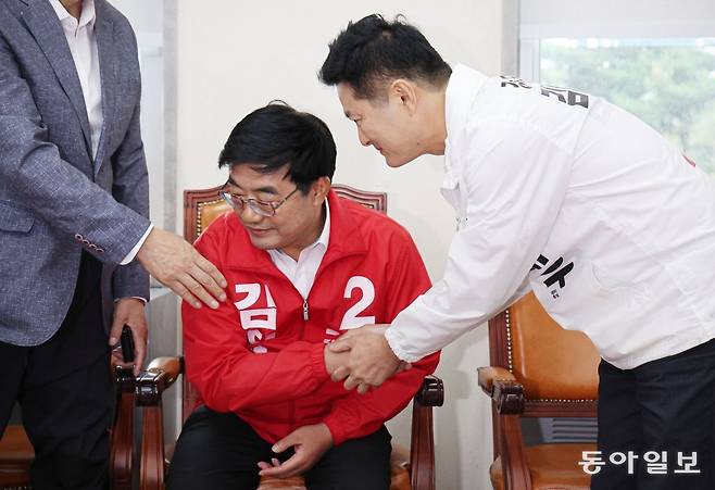 17일 김태우 전 강서구청장이 국민의힘 서초구청장 보궐선거 최종후보 당선이 확정되자 탈락한 김진섭 강서 병 당협위원장과 악수하고 있다. 박형기 기자 oneshot@donga.com