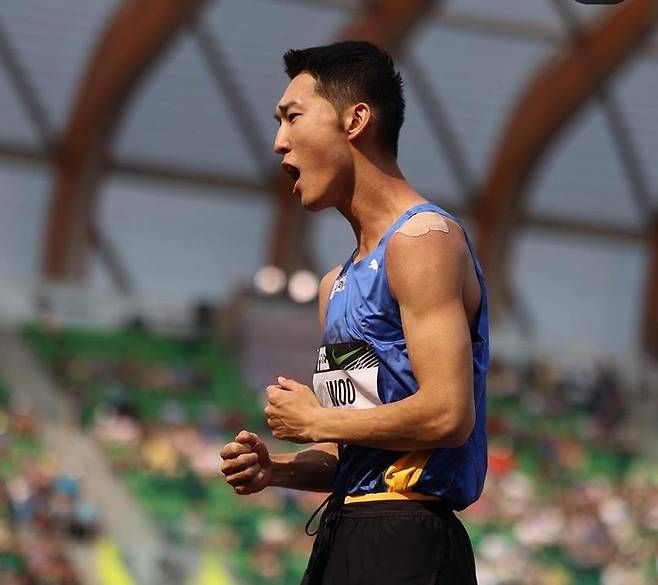 우상혁이 17일(한국시간) 미국 오리건주 유진 헤이워드 필드에서 열린 2023 세계육상연맹 다이아몬드리그 파이널 남자 높이뛰기 경기에서 바를 넘은 뒤, 포효하고 있다. (사진 = 연합뉴스)