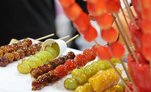 지난 4월 9일 서울 서초구 aT센터에서 열린 '2023 서울디저트페어' 한 부스에서 판매용 탕후루가 진열돼 있다. 연합뉴스