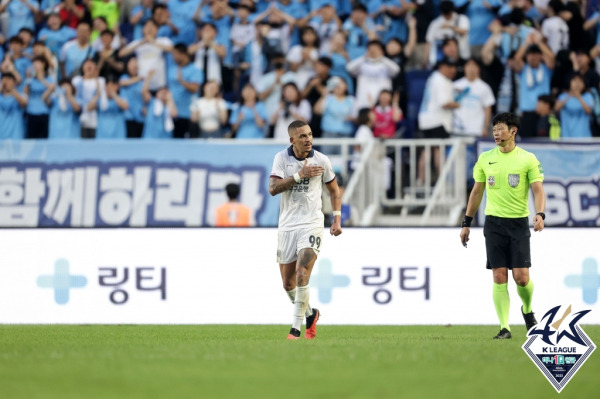 17일 수원월드컵경기장에서 열린 수원 삼성과 대구FC의 하나원큐 K리그1 2023 30라운드 경기. 대구 바셀루스가 후반 추가시간 득점 후 환호하고 있다. 사진=프로축구연맹