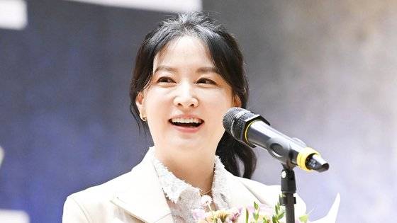 배우 이영애가 지난해 9월 20일 서울 여의도 국회 의원회관에서 열린 사단법인 국가브랜드진흥원 주최 '2022 국가브랜드 컨퍼런스'에서 한류 공로상을 수상한 후 수상소감을 말하고 있는 모습. 김경록 기자