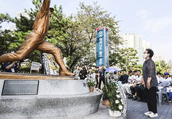 고(故) 최동원 선수의 12주기 추모 행사가 지난 12일 부산 사직구장 최동원동상 앞에서 열려 어머니 김정자 여사가 헌화를 한 뒤 동상을 바라보고 있다. 중앙포토
