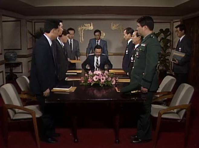 1990년 인기리에 방영한 KBS 드라마 <야망의 세월> 의 한 장면. 박정희 대통령(정욱 분)에게 각 부처별로 경부고속도로 예산안을 보고하는 모습이다. [유튜브 캡쳐]