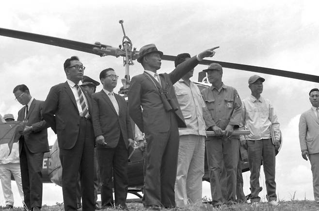 1968년 박정희 대통령(가운데)이 경부고속도로 예정 지역을 시찰하고 있다. [국가기록원]