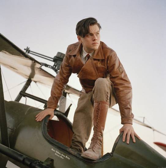 하워드 휴즈는 19세의 어린 나이에 대기업 사장이 된다. 그는 영화와 비행기 제작에 매달리며 회사 재정을 위태롭게 한다. [사진 제공=워너브러더스]