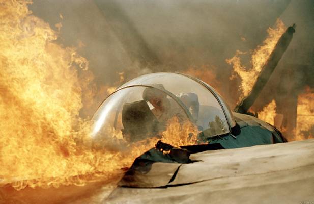 그는 비행기를 몰던 도중 수 차례 사고를 당했고, 이는 그의 육체적 정신적 건강에 영향을 미쳤다. [사진 제공=워너브러더스]