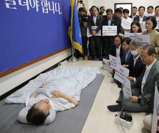 지난 15일 서울 여의도 국회 내 더불어민주당 대표실에서 민주당 인사들이 이재명 대표에게 단식 중단을 촉구하고 있다. 정유라 씨 페이스북 캡처