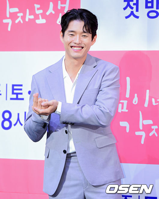 [OSEN=지형준 기자] 12일 오후 라마다 서울 신도림 호텔에서 KBS2 새 주말드라마 ‘효심이네 각자도생’ 제작발표회가 열렸다.KBS 2TV 새 주말드라마 ‘효심이네 각자도생’(연출 김형일, 극본 조정선, 제작 아크미디어)은 타고난 착한 성품과 따뜻한 공감능력으로 평생 가족에게 헌신했던 딸 ‘효심’이 자신을 힘들게 했던 가족에게서 벗어나 독립적인 삶을, ‘효심’의 헌신과 희생에 기생했던 가족들은 각자의 주체적 삶을 찾아가는 과정을 그린 가족해방 드라마다. 주말드라마 ‘흥행퀸’ 유이가 타이틀롤 ‘이효심’을 맡아 4년만에 KBS 주말 안방극장으로 돌아오면서 기대를 모으고 있는 작품이다.배우 하준이 포토타임을 하고 있다. 2023.09.12 /jpnews@osen.co.kr