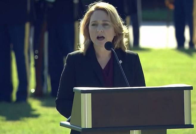 캐슬린 힉스 미국 국방부 부장관이 15일(현지시간) 전쟁 포로 및 실종자 추모의 날 행사에 참석해 연설하고 있다. 미 국방부 홈페이지