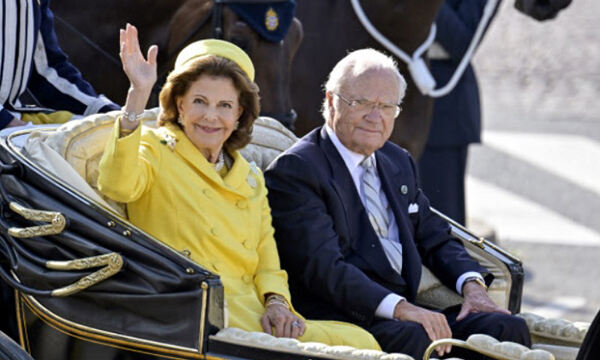 칼 구스타프 16세 스웨덴 국왕(오른쪽)이 16일(현지시간) 즉위 50주년 기념행사 일환으로 실비아 왕비와 함께 호화로운 마차에 올라 스톡홀름 중심가를 행진하고 있다. AP연합뉴스