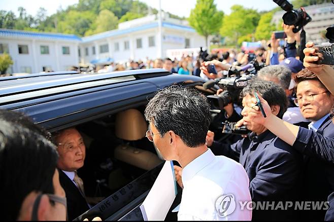 "'제천 홀대' 못 참겠다"…김영환 충북지사 막아선 제천 체육단체 (제천=연합뉴스) 16일 도정 보고회를 위해 제천시를 찾은 김영환 충북지사가 제천시체육회 관계자로부터 제천이 2027 하계세계대학경기대회 개최지에서 배제된 것에 대한 입장 표명을 요구받고 있다. 2023.5.16 [독자 제공. 재판매 및 DB 금지] photo@yna.co.kr