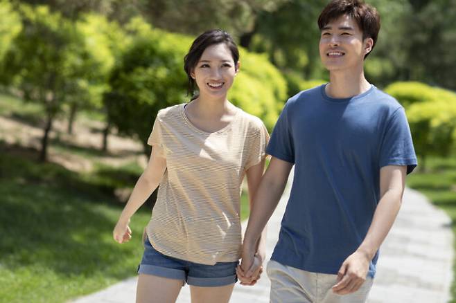 아일랜드의 한 연구팀에 따르면, 식사 후 단 2분만 걸어도 혈당이 17% 감소하는 효과가 있다. [사진=게티이미지뱅크]