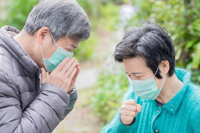 질병관리청이 이번 절기 인플루엔자 유행주의보를 발령한 가운데, 고령층에게 고면역원성 백신 접종을 권고한 대한감염학회 접종 가이드라인 개정안이 주목받고 있다. [사진=게티이미지뱅크]