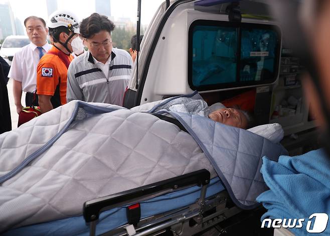 단식 19일차인 이재명 더불어민주당 대표가 18일 오전 서울 여의도 국회 당 대표실에서 119 구급대에 의해 병원으로 이송되고 있다. 2023.9.18/뉴스1 ⓒ News1 임세영 기자