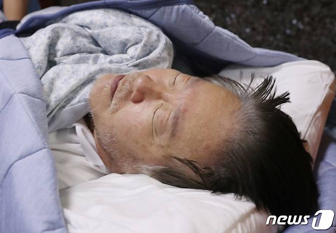 단식 19일차인 이재명 더불어민주당 대표가 18일 오전 서울 여의도 국회 당 대표실에서 119 구급대에 의해 병원으로 실려가고 있다. 2023.9.18/뉴스1 ⓒ News1 임세영 기자