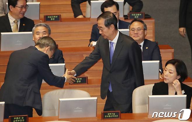 한덕수 국무총리가 18일 오전 서울 여의도 국회에서 열린 제410회국회(정기회) 제6차 본회의에서 악수를 나누고 있다. 2023.9.18/뉴스1 ⓒ News1 임세영 기자