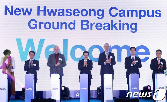 지난해 11월 16일 오전 경기도 화성시 송동에서 열린 ASML 화성 반도체 클러스터 착공식에서 주요 참석자들이 착공 버튼 세리머니를 하며 기념촬영을 하고 있다.(왼쪽부터 요아나 도너바르트 주한네덜란드대사, 이원욱 국회의원, 마틴 반덴브링크 ASML CTO, 김동연 경기도지사, 피터 베닝크 ASML CEO, 정명근 화성시장, 정종영 산업통상자원부 투자정책관). (ASML 제공)