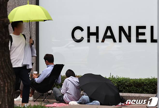 13일 오전 서울 중구 신세계백화점 본점 명품관에서 시민들이 입장을 위해 줄 서 있다. 샤넬이 지난 1일 호주와 일본을 비롯한 일부 국가에서 가격을 인상해 조만간 국내 인상도 임박했다는 관측이 나온다.2023.9.13/뉴스1 ⓒ News1 김진환 기자