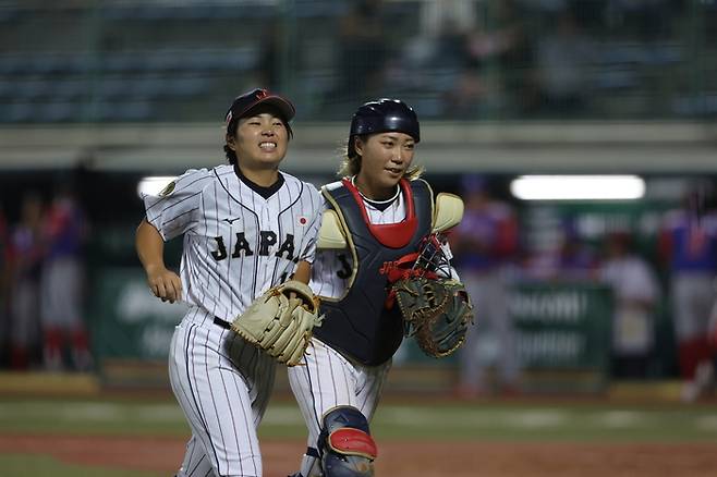 카나 오노데라가 푸에르토리코전에서 이닝을 무실점으로 마친 뒤 환하게 미소지으며 더그아웃으로 들어오고 있다. 사진출처 | WBSC.