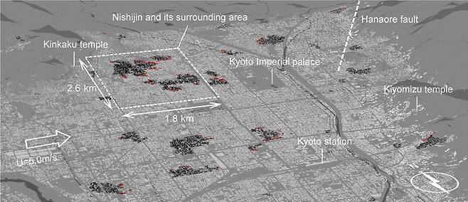일본 교토시에서 규모 7.5의 시나리오 지진이 발생했을 때 수치로 시뮬레이션한 도시 화재 확산의 사례. 지진 발생 12시간 뒤 불타고 전소된 건물은 각각 빨간색과 검은색으로 표시돼 있다. /니시노 토모아키 교토대 방재연구소 연구원
