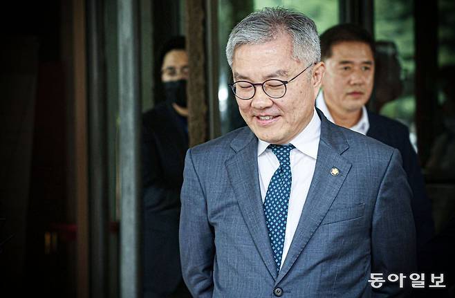 조국 전 법무부 장관의 아들에게 허위 인턴 증명서를 발급한 혐의로 기소된 최강욱 더불어민주당 의원이 18일 오후 서울 서초구 대법원에서 열린 상고심 선고 공판에서 징역 8개월 집행유예 2년을 선고받은 뒤 씁쓸한 미소를 지은 채 법정을 나서고 있다. 이날 판결로 최 의원은 의원직을 상실하게 됐다. 박형기 기자 oneshot@donga.com