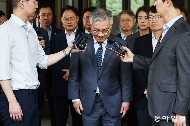 18일 최강욱 의원이 입장 표명을 마친 뒤 카메라를 향해 인사하고 있다. 박형기 기자 oneshot@donga.com