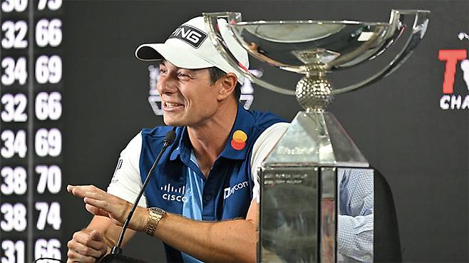 페덱스컵에서 우승한 빅토르 호블란이 인터뷰하고 있다. 사진 PGA투어