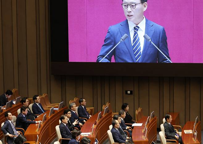 18일 국회에서 열린 본회의에서 더불어민주당 박광온 원내대표가 교섭단체 대표 연설을 하고 있다. 아래는 한덕수 국무총리를 비롯한 국무위원들. 연합뉴스