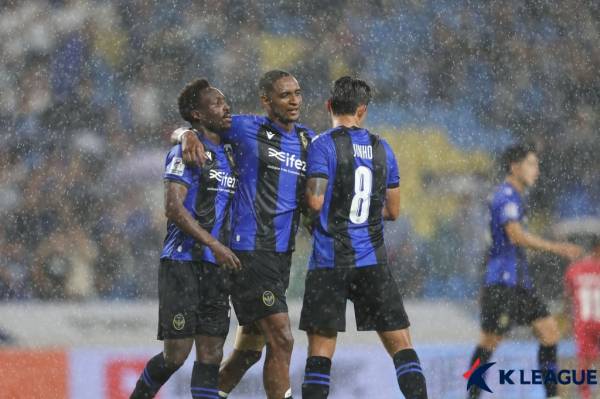 인천 유나이티드 에르난데스(가운데)가 22일 하이퐁FC와의 AFC 챔피언스리그 플레이오프에서 제르소의 어시스트를 받아 역전골을 터뜨린 뒤 기뻐하고 있다. 사진=프로축구연맹