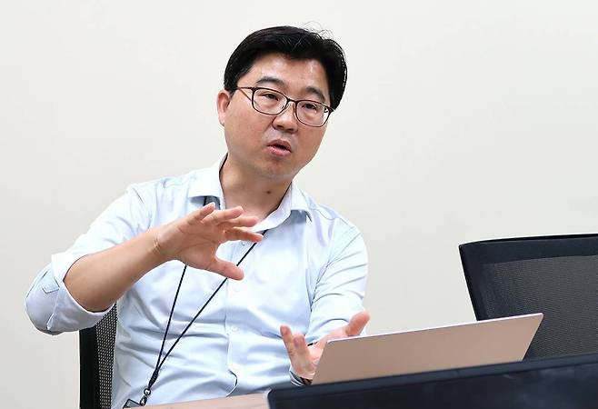 해외 진출 경험을 설명하는 정우영 대표 / 출처=IT동아