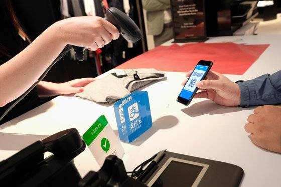 앤트 그룹의 간편결제 서비스 알리페이는 2019년 기준 전 세계 12억명의 가입자, 200개국 이상에 결제 망을 보유했다. 연합뉴스=신화통신