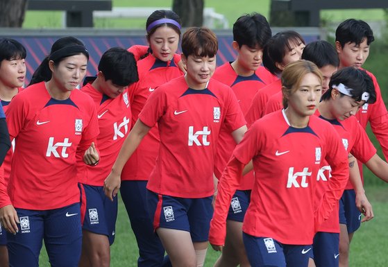 항저우 아시안게임에 나설 여자축구대표팀이 대회 직전 갑작스럽게 변경된 대진표를 받아 들었다. 연합뉴스