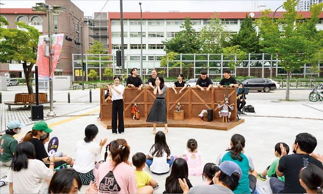 마포문화재단 임직원들이 직접 마리오네트 공연을 진행하며 주민들과 소통하고 있다.  마포문화재단 제공