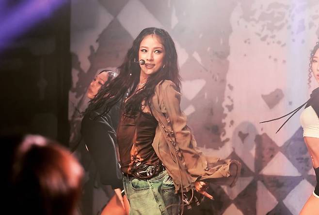 Singer Lee Hyori performs at Hyundai Card's Da Vinci Motel event held at Hyundai Card Zone's Understage building in Yongsan-gu, Seoul, Sunday. (Lee Hyori's Instagram)