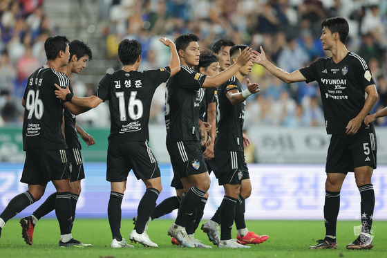 Ulsan Hyundai players celebrate during a K League match against Daejeon Hana Citizen at Ulsan Munsu Football Stadium in a photo shared on Ulsan's official Facebook account on Sunday. [SCREEN CAPTURE]