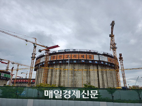 Korea Gas Corporation (KOGAS) is building LNG terminal at Seokmun Industrial Complex in Dangjin, South Chungcheong Province, South Korea. [Photo by Song Gwang-sup]