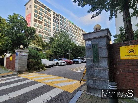 목화아파트는 5호선 여의나루역 출구 바로 옆인 역세권이다. 바로 앞엔 여의도 한강공원이 있다. /사진=신유진 기자