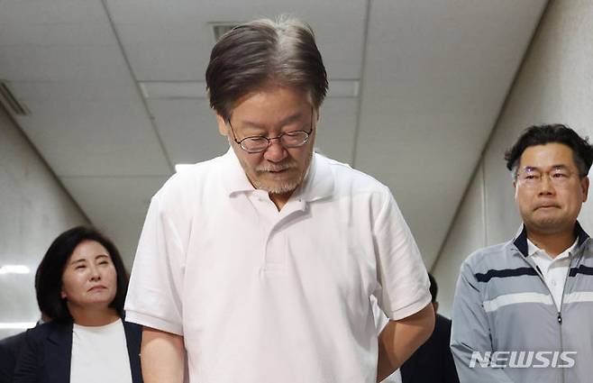 [서울=뉴시스] 추상철 기자 = 검찰이 대북송금 의혹과 백현동 의혹을 병합해 이재명 더불어민주당 대표에 대한 구속영장을 18일 청구했다. 올해 초 대장동 의혹과 성남FC 의혹을 병합해 구속영장을 청구한 것에 이어 두 번째 신병 확보 시도다. 사진은 단식 18일차인 이재명 더불어민주당 대표가 지난 17일 오후 서울 여의도 국회에서 당 대표실로 향하고 있는 모습. (공동취재사진) 2023.09.17. photo@newsis.com