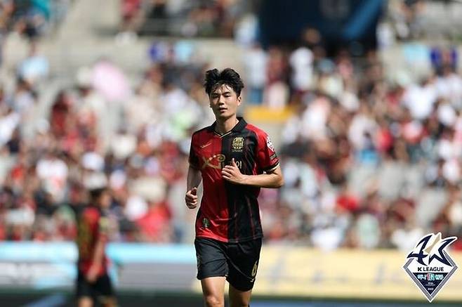 17일 서울월드컵경기장에서 열린 하나원큐 K리그1 2023 30라운드 FC 서울-광주 FC의 경기에 선발 출전한 서울 미드필더 기성용. 기성용은 이날 경기에서는 중앙수비수로 나섰다. 한국프로축구연맹 제공