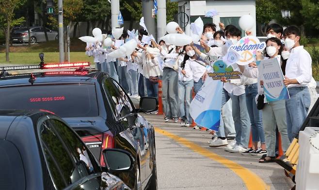 IPYG 청년회원들이 지난 17일 HWPL 평화 만국회의 9주년 기념식 참석을 위해 입국한 인사 탑승 차량을 환영하고 있다. 사진제공ㅣHWPL