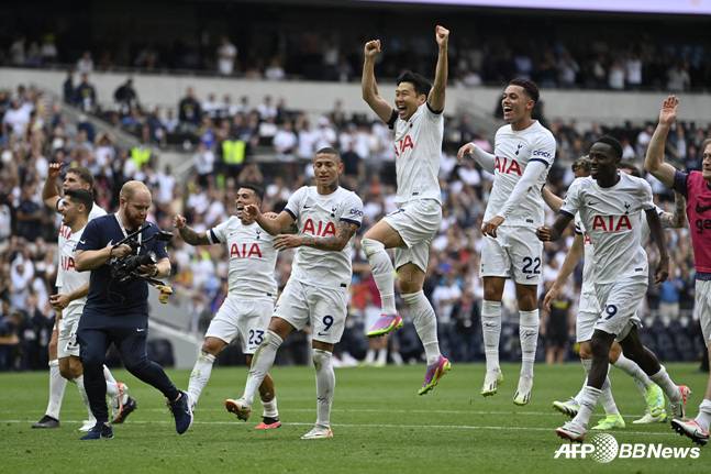 경기 후 나란히 서서 승리 세리머니를 하는 히샬리송(왼쪽에서 5번째)와 손흥민. /AFPBBNews=뉴스1