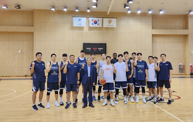 김희옥 KBL 총재(왼쪽 4번째)가 18일 진천선수촌을 찾아 남자 농구 대표팀에 격려금을 전달하고 있다. /사진=KBL 제공