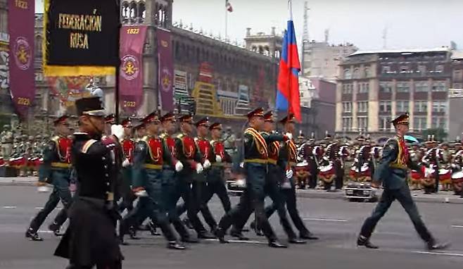 멕시코 독립기념 행사에서 행진하는 러시아군 [멕시코 대통령 공식 유튜브 채널 행사 생중계 동영상 캡처. 재판매 및 DB 금지]